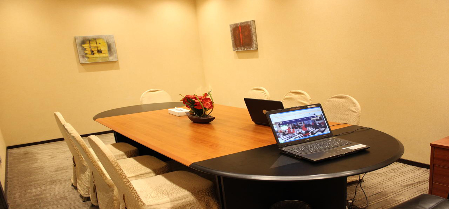 Business Center | Royal Ascot Hotel Apartment - Kirklees 2